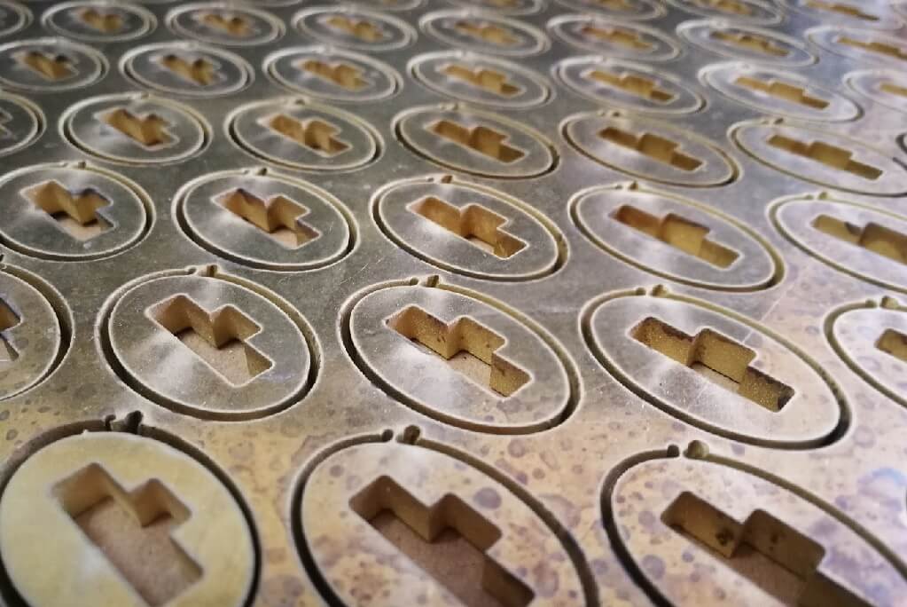 Elementy metalowe wycięte wodą