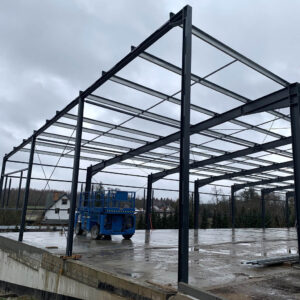 Konstrukcja hali produkcyjnej w budowie