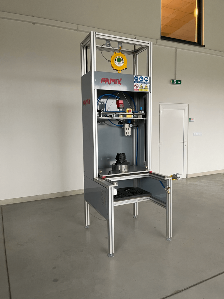 Skręcarka do zaworów - widok z boku